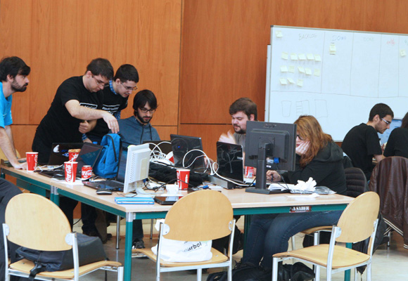 Los equipos trabajando en sus retos digitales en la pasada edición
