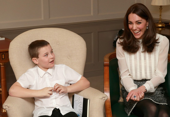 La duquesa de Cambridge charló divertida con algunos niños en su casa