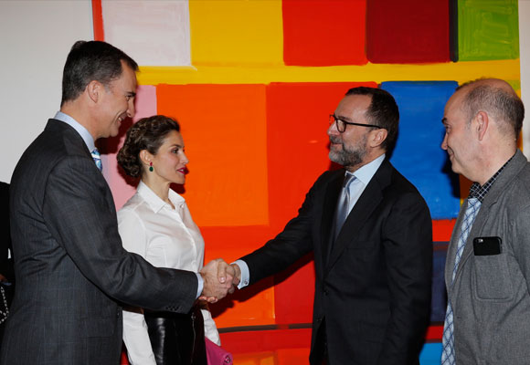 Su Majestades los Reyes reciben el saludo del embajador de los Estados Unidos en presencia del propietario de la Team Gallery de Nueva York, José Freire