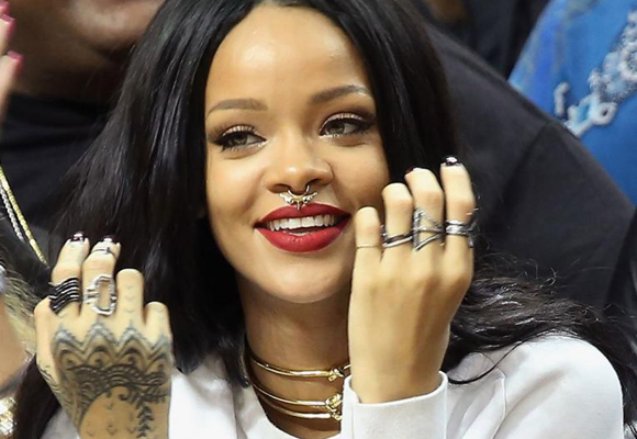 Rihanna, otra de las celebs que suele sorprender con sus piercings