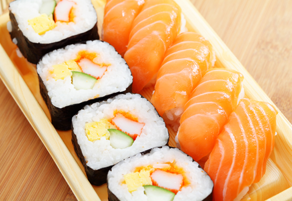 Prepara los palillos para disfrutar de sushi en casa