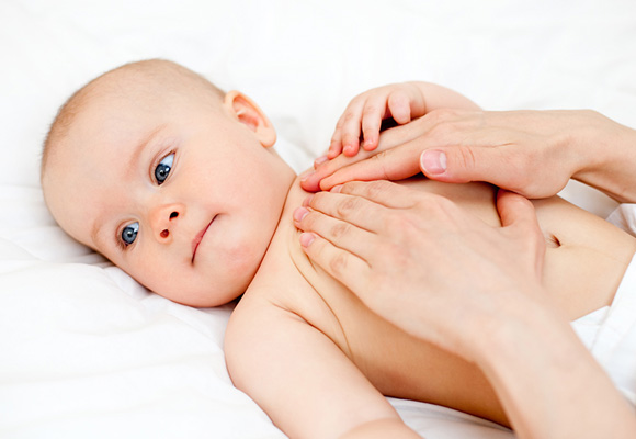 Los masajes relajantes harán que tu bebé disfrute y se sienta mejor