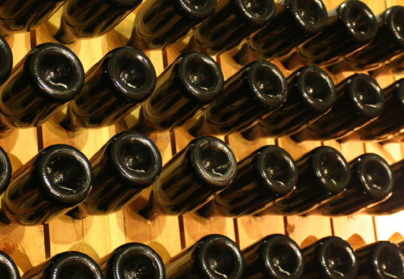 Botellas en pupitres de la Cantina Dorigati