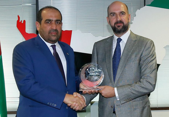 El consejero ejecutivo de Natura Bissé recibiendo el Certificado Halal de los Emiratos Árabes