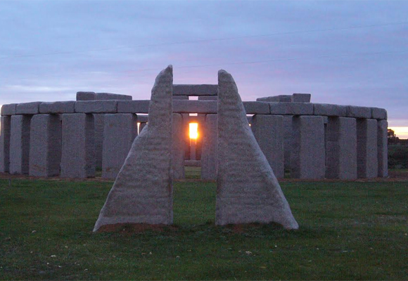 Stonehenge tiene 5 metros de altura y fue construido para observar los solsticios de verano e invierno en Esperance