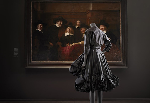 La moda se mezcla con cuadros de renombre en el Rijksmuseum