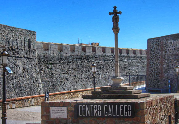 Las Murallas acogen un cruceiro del Centro Gallego ya que Melilla es ruta del Camino de Santiago