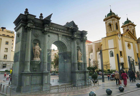 Muy cerca de la Casa de los Dragones, la Plaza de los Reyes ( San Fernando y San Ermenegildo) y la Iglesia de San Francisco