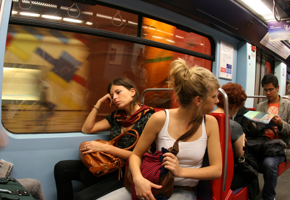 Prueba a dejar tu móvil de lado y hablar con la gente en el metro
