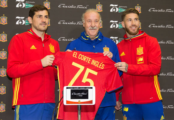 Iker Casillas, Vicente del Bosque y Sergio Ramos en la firma del acuerdo