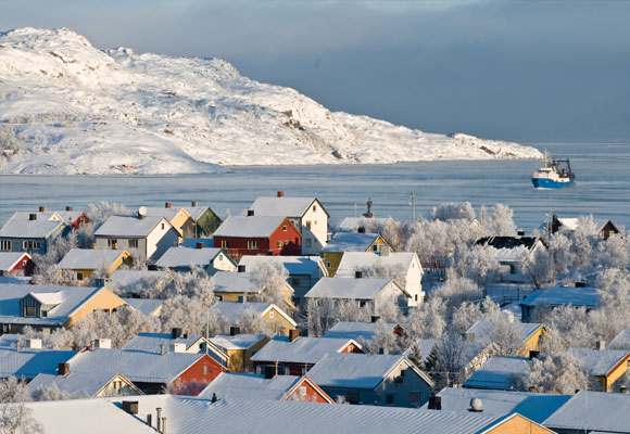 Kirkenes recibe al visitante con colores invernales