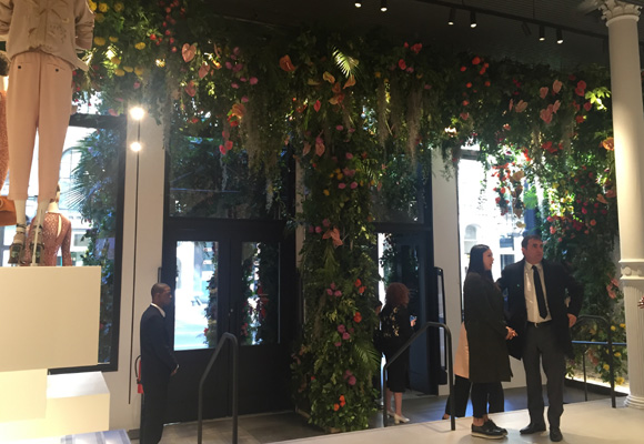 Un enorme arreglo floral para celebrar la apertura de Zara en el Soho