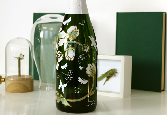 Una botella adornada con misteriosas mariposas para la cuvée Belle Époque