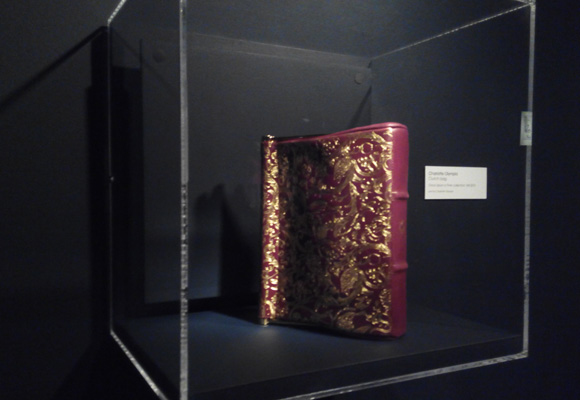 Bolso diseñado por Charlotte Olympia que se confunde con un libro de cuentos antiguos