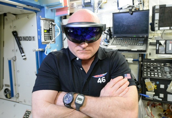 El astronauta Scott Kelly en la Estación Espacial Internacional con las HoloLens. La NASA ha usado este dispositivo para la exploración de la superficie de Marte