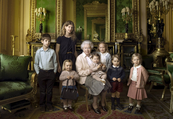 Isabel II con sus bisnietos y nietos pequeños