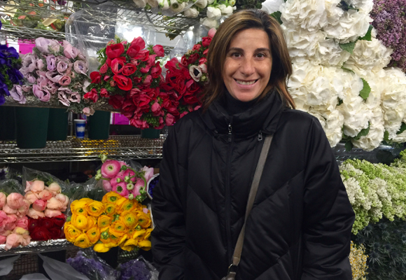 Pilar frente a las repisas de flores de G.Page en el mercado de Chelsea
