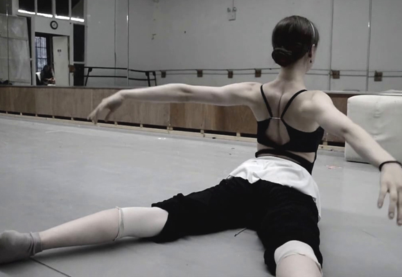 Bailarina ensayando en la escuela de danza de Gelsey Kirkland