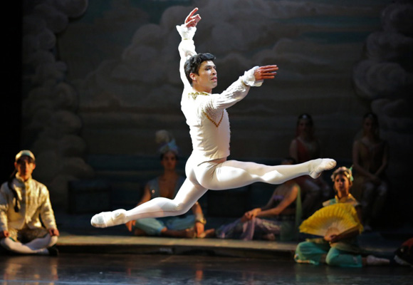 Un bailarín interpreta 'El Cascanueces'