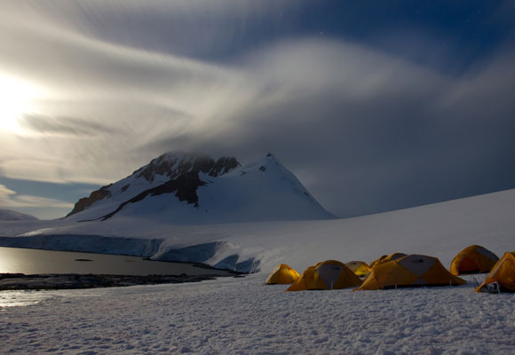 ¿Te gustaría acampar en medio del desierto de hielo?