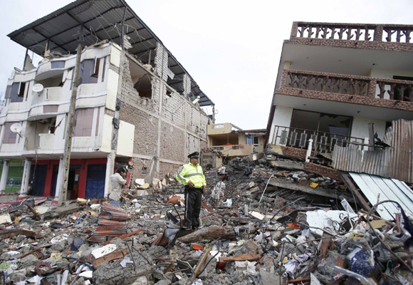 Más de 500 muertos y ciudades destrozadas tras el terremoto