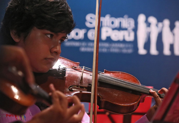 El proyecto ayuda a niños y jóvenes en riesgo de exclusión a través de la música