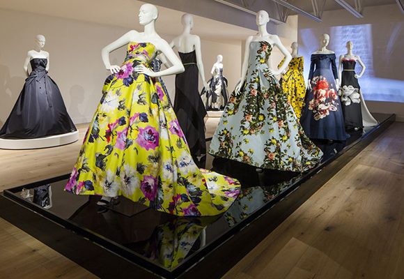 La muestra reune los vestidos más icónicos de Carolina Herrera