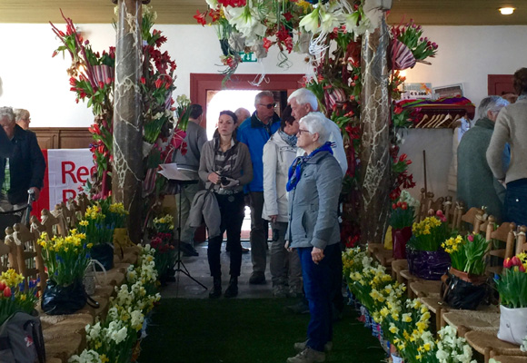 Halima Adelsheimer visitando la iglesia de un pueblo adornado con flores. Una de las tantas maneras en que los holandeses celebran la primavera