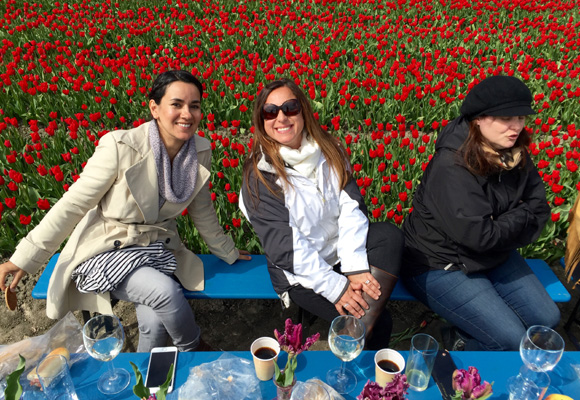 Las diseñadoras Maria Maxit, Kasey Conyers y Melissa Paul disfrutando del picnic en la última jornada del tour