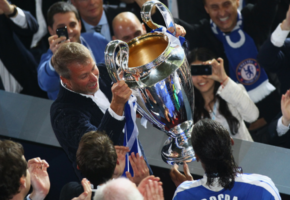 Roman Abramovich celebrando la victoria de su equipo, el Chelsea
