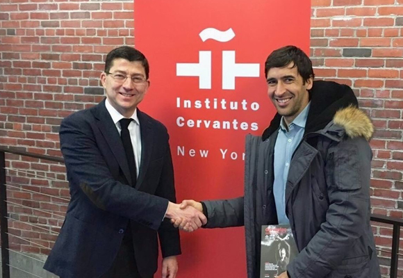 El futbolista Raúl González durante una visita al Instituto en NY