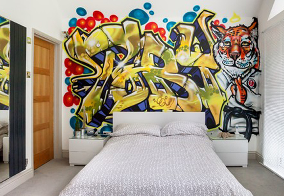 Original graffitti en un dormitorio