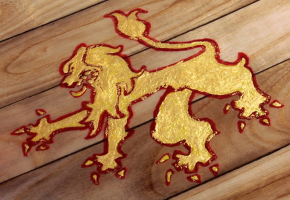 Símbolo de El Dragón en oro sobre la tabla de Roy