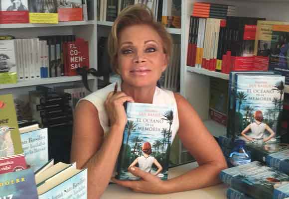 Paloma San Basilio, atenta e impecable firmando libros