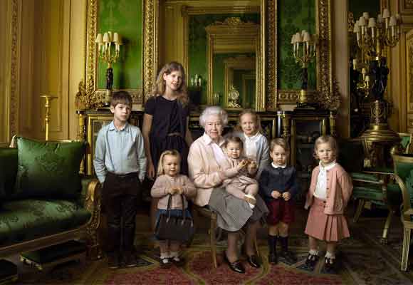 La reina Isabel fue fotografiada hace poco con sus nietos por su 90 cumpleaños