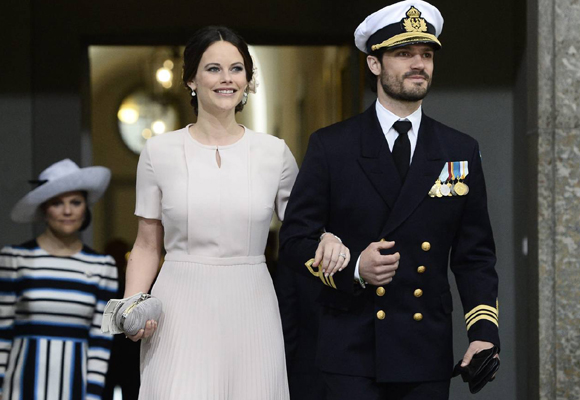 La princesa Sofía y el príncipe Carlos Gustavo. Ella, muy discreta con vestido rosa empolvado