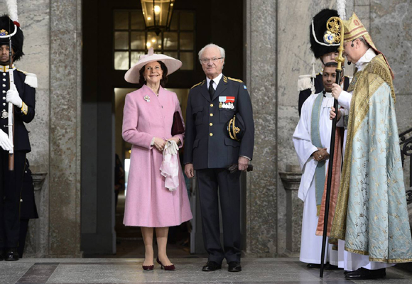 La Reina sueca apostó por el rosa para celebrar el 70 aniversario de su marido