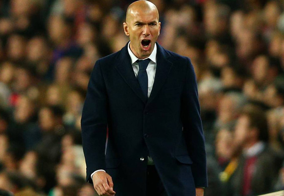Zidane suele prescindir de la chaqueta y lleva camisa y abrigo
