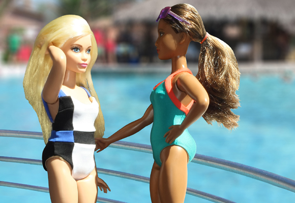 Barbie Curvy posa con sus trajes de baño de Adela & Viki
