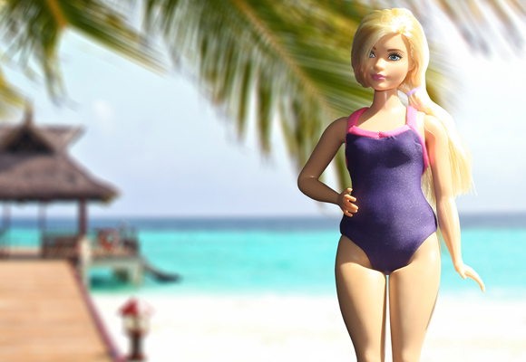 Barbie con un diseño en morado de lo más favorecedor