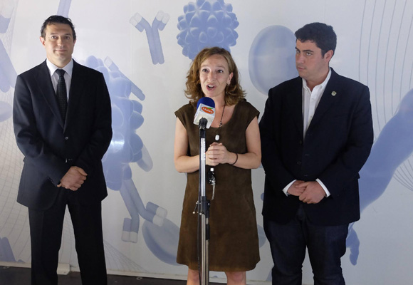 El alcalde Nules, David García Pérez, y la directora del área de negocio de Caixabank, Laura Andújar March, presentaron la muestra