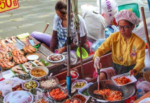 El mercado permite comer desde los barcos