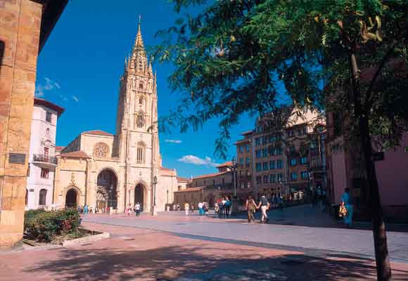La catedral es uno de los muchos atractivos que tiene Oviedo