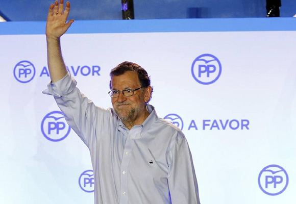 Rajoy con camisa de marca americana el día de las elecciones