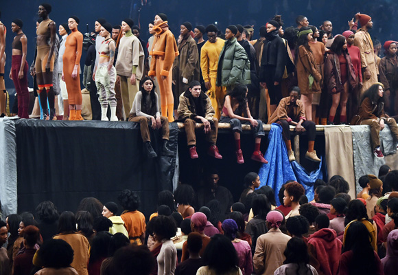 Kanye West optó por un desfile multitudinario vendiendo entradas