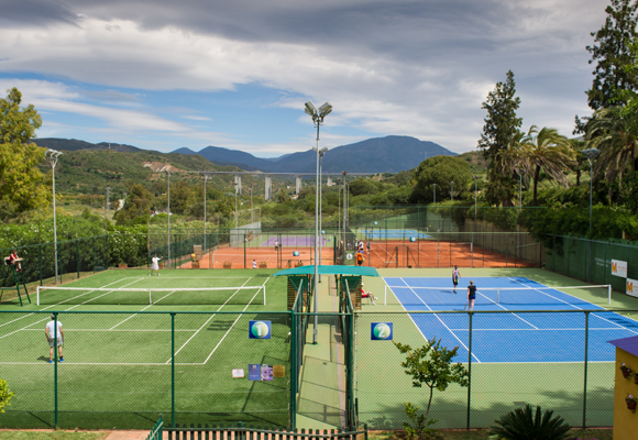 Los alumnos pueden jugar al tenis en el Manolo Santana Racquets Club
