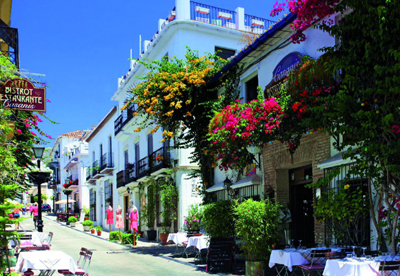 Marbella es un destino de lujo al contar con naturaleza, gastronomía, golf, y casi 30 kilómetros de litoral