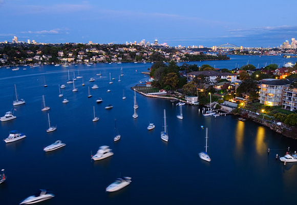 Barcos en el Río Parramatta. Al fondo, la City