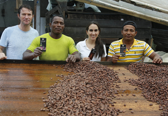Santiago Peralta y Carla Barboto en su campo de cacao