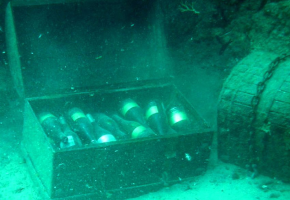 cajas de vino en el mar